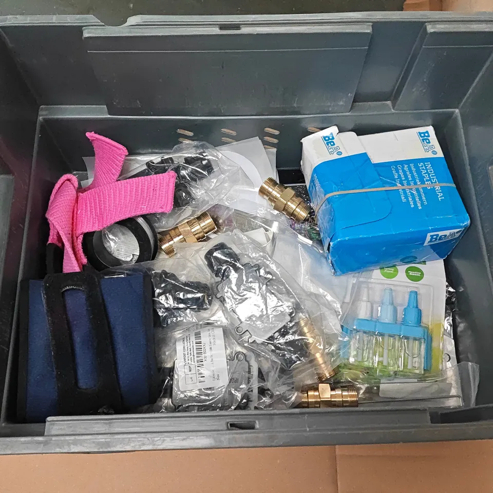 LOT OF APPROXIMATELY 20 ASSORTED HOUSEHOLD ITEMS TO INCLUDE SHED PACK, CAKE TESTER AND REED DIFFUSER 