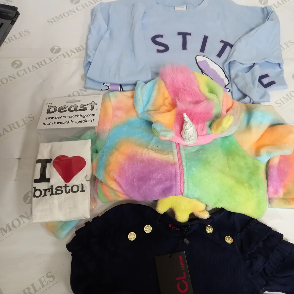 BOX OF APPROXIMATELY 25 ASSORTED KIDS CLOTHING ITEMS TO INCUDE - ONESIE , T-SHIRT , TOPS ETC