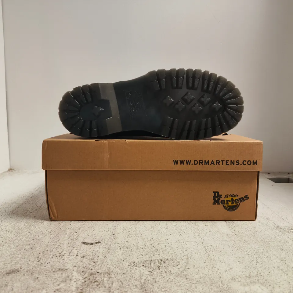 BOXED PAIR OF DR MARTENS 1460 PASCAL MAX BOOTS IN BLACK SIZE UK 6