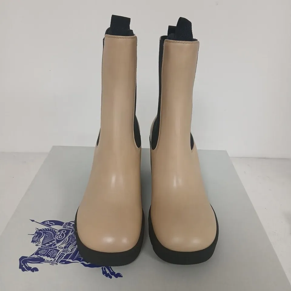 BURBERRY BEIGE LEATHER CHELSEA BOOTS – UK 7.5 (EU 40.5) WITH BLACK ELASTIC SIDES
