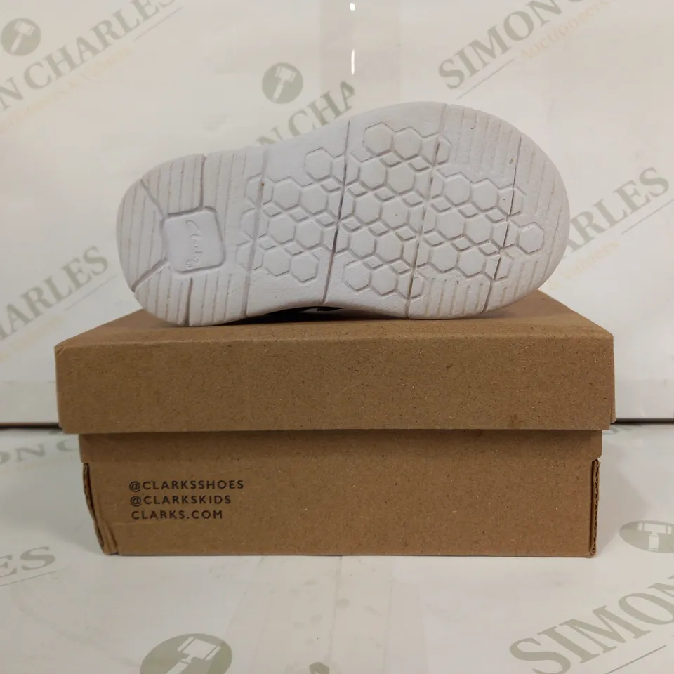 BOXED PAIR OF CLARKS FAWN SOLO KIDS SHOES IN PINK W. COARSE GLITTER EFFECT UK SIZE 4.5