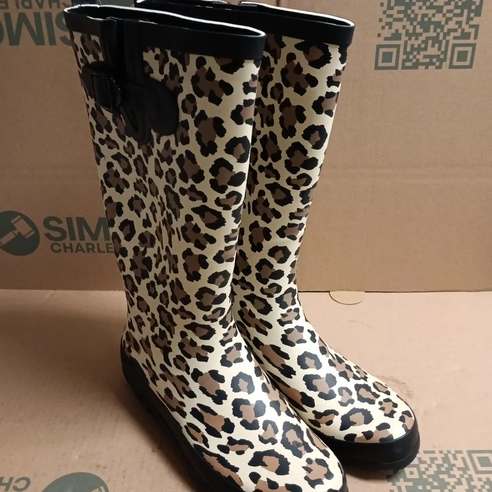 PAIR OF URBAN JACKS LEOPARD PRINT TALL WELLIES - 6 