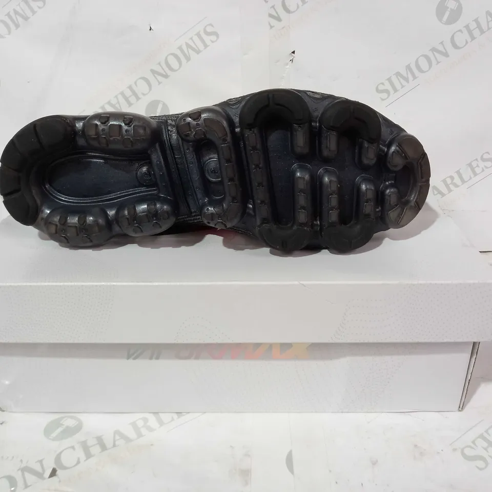 BOXED PAIR OF NIKE AIR VAPORMAX FLYKNIT 3 IN GREY/RED UK SIZE 8.5