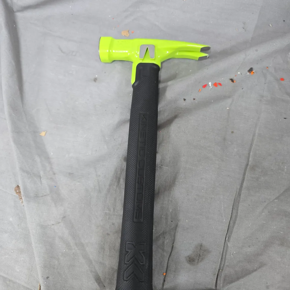 BOX OF APPROXIMATELY 20 ASSORTED HOUSEHOLD GOODS TO INCLUDE: HAMMER AND TOUCH SOAP DISPENSER