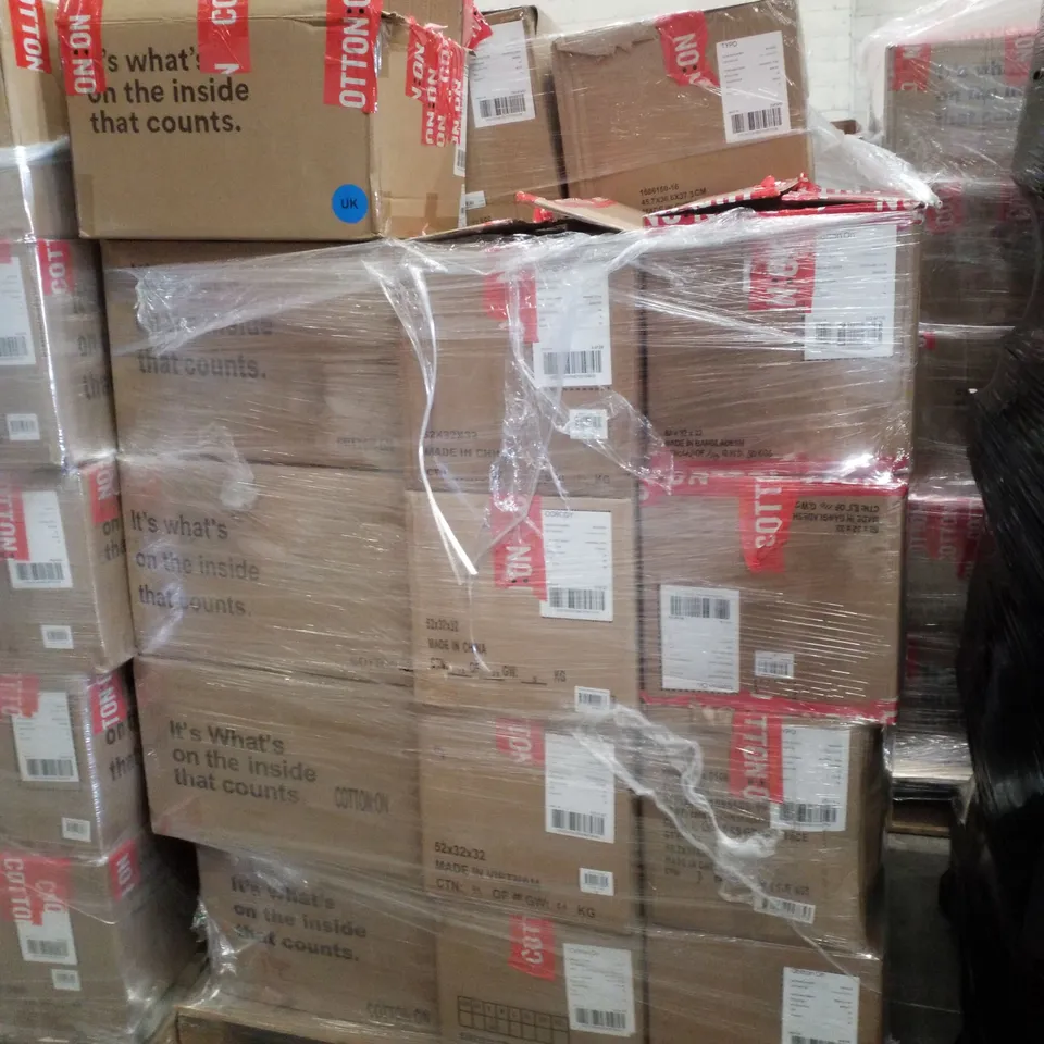 PALLET CONTAINING ASSORTED CLOTHING INCLUDING FITTED PANTS & GRAPHIC CREW SWEATERS