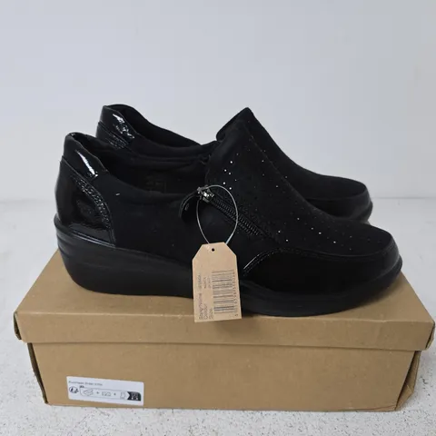BOXED PAIR OF JO & JOE JESSICA SHOES IN BLACK - UK 7