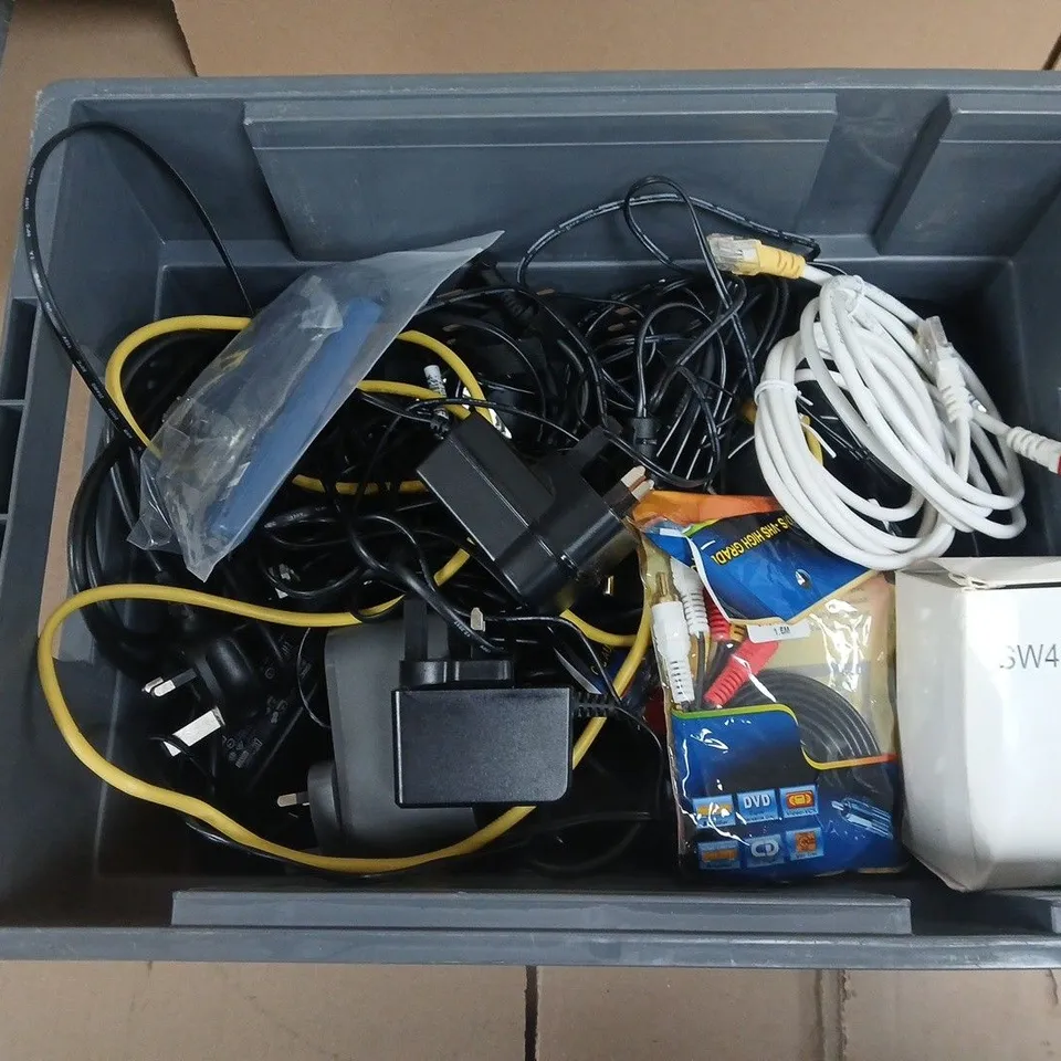 APPROXIMATELY 15 ASSORTED HOUSEHOLD PRODUCTS TO INCLUDE G-TECH MOUSE, WIFI ROUTER, DELL POWER CABLES ETC 