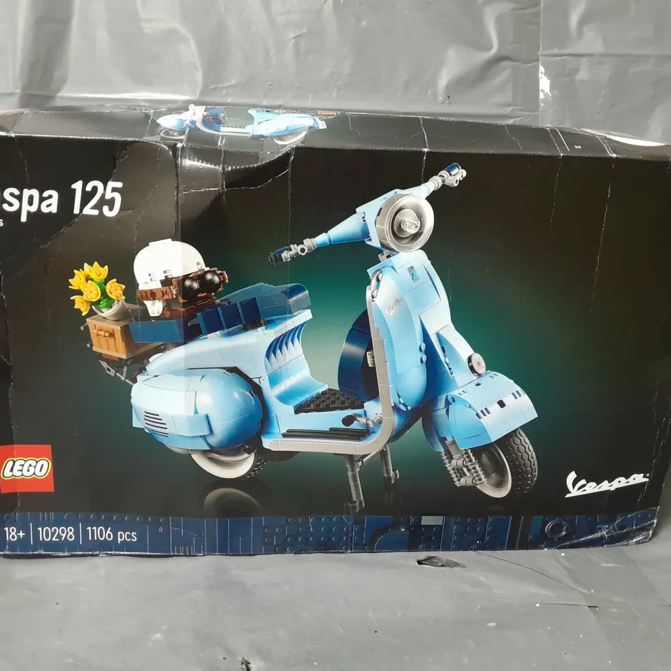 BOXED LEGO VESPA 125 SCOOTER MODEL (SET 10298) RRP £79.99