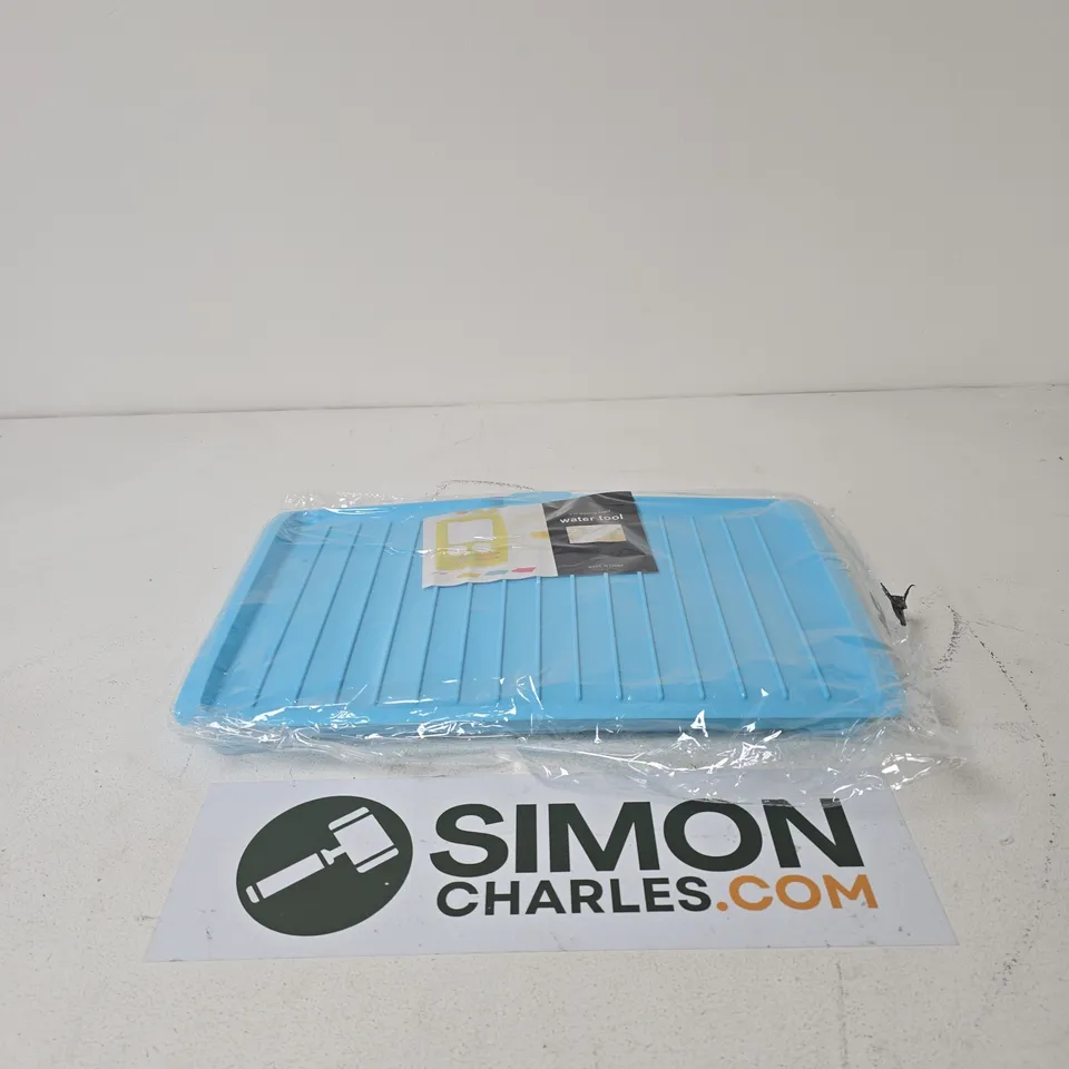 APPROXIMATELY 15 ASSORTED HOUSEHOLD ITEMS INCLUDING DRAINING BOARD AND SURF WASHING CAPSULES 