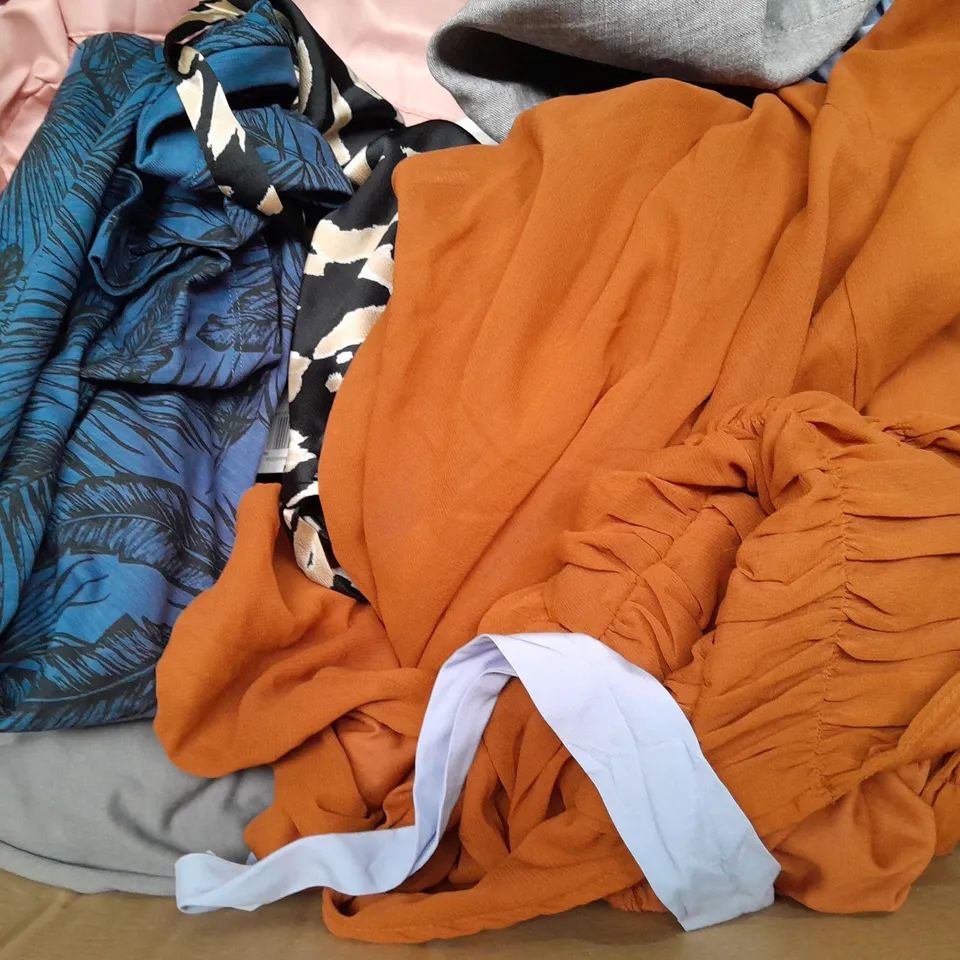 BOX OF APPROXIMATELY 25 ASSORTED CLOTHING ITEMS TO INCLUDE - PANTS , POLO SHIRT , DRESS ETC