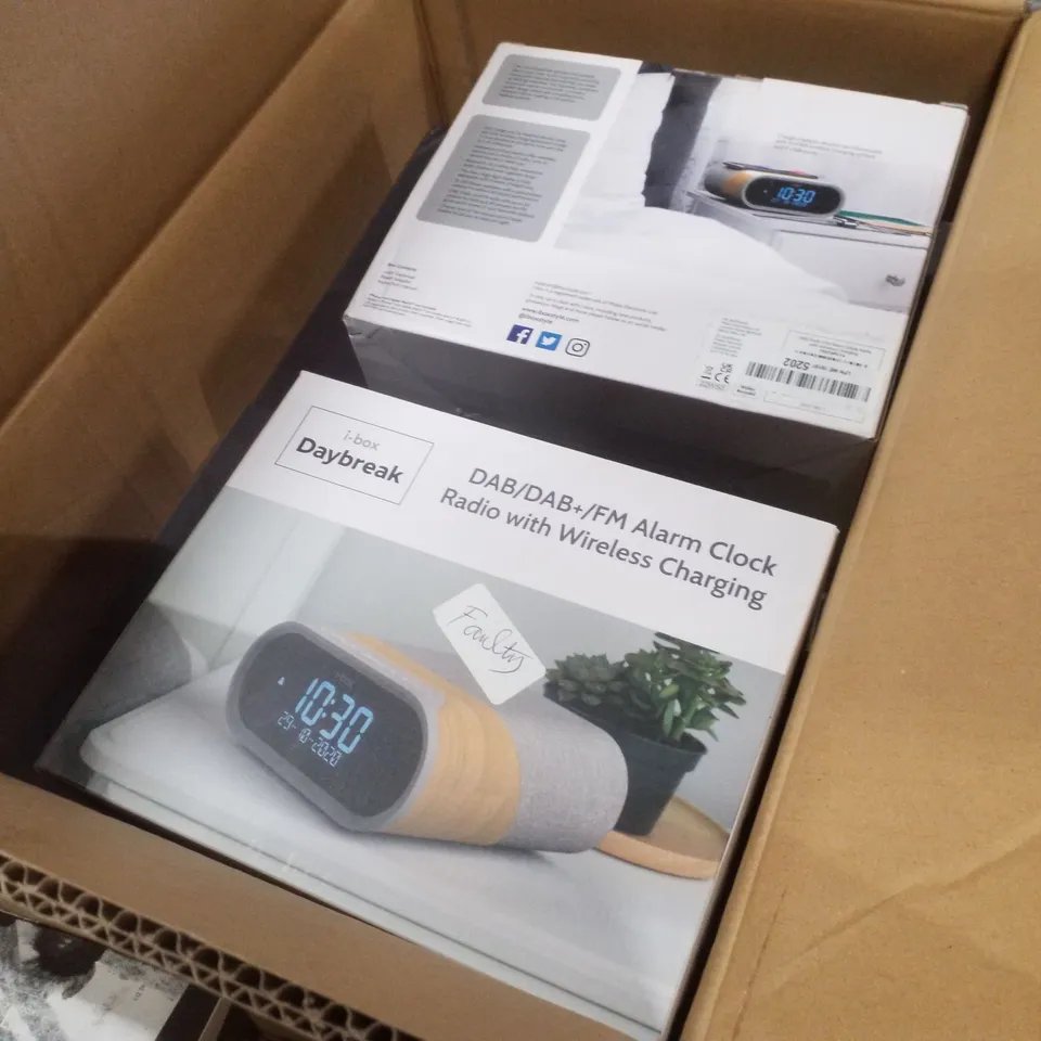 PALLET CONTAINING ASSORTED ELECTRICAL PRODUCTS INCLUDING BEDSIDE ALARM CLOCK WITH WIRELESS CHARGING, PORTABLE RADIOS & PORTABLE WHITE NOISE MACHINES