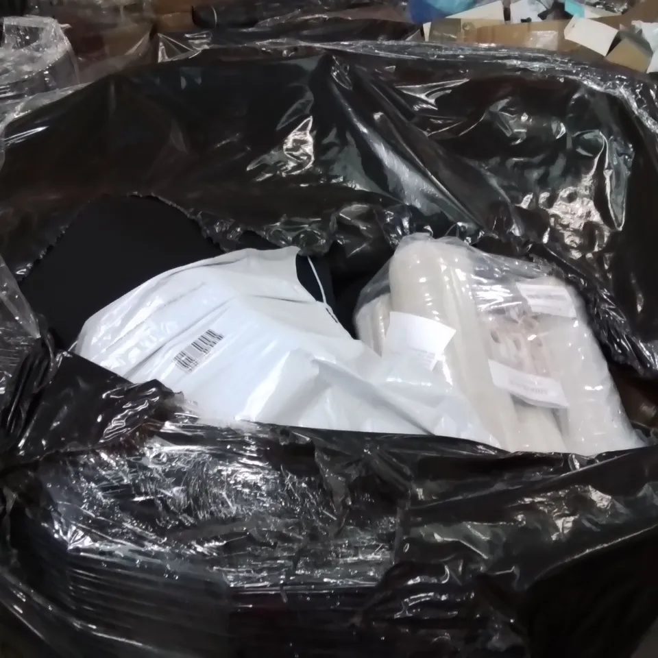 PALLET CONTAINING A LARGE QUANTITY OF PILLOWS