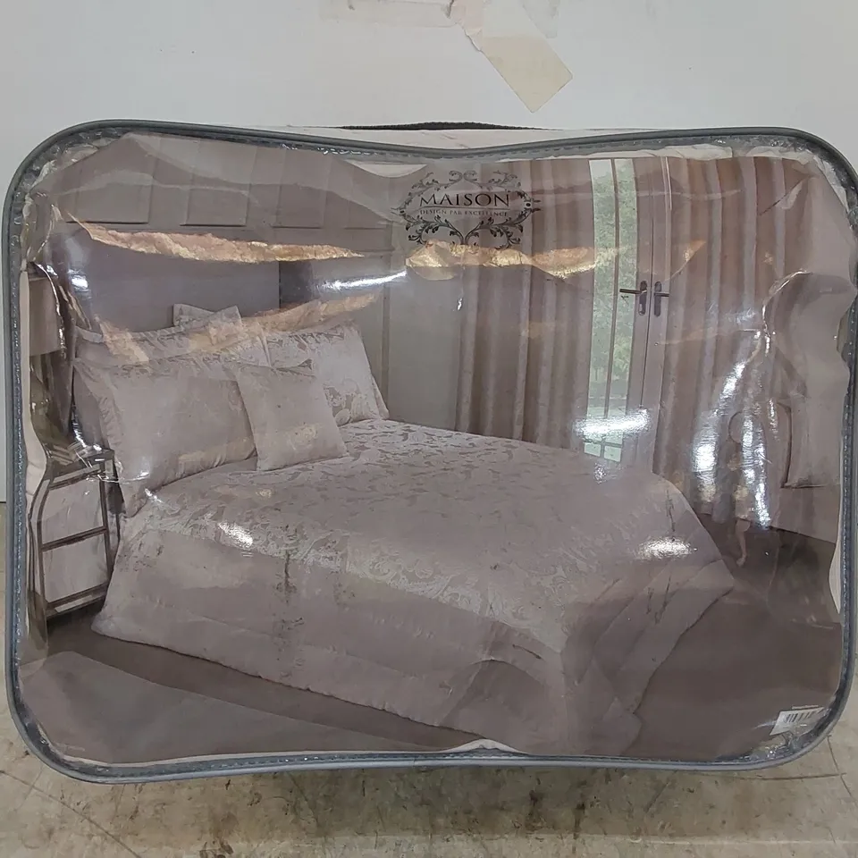 BAGGED MAISON DUTCHESS LUXURY BEDSPREAD SET (1 ITEM)