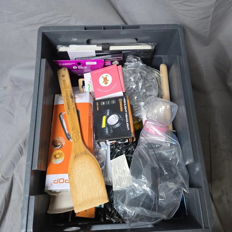 APPROXIMATELY 10 ASSORTED HOUSEHOLD ITEMS IN PLASTIC CRATE – INCLUDES WOODEN SPATULA (MIXED LOT)