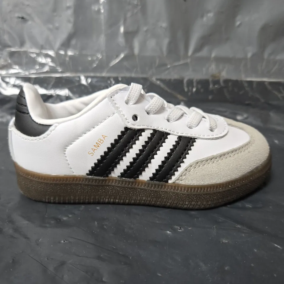 UNBOXED PAIR OF ADIDAS CHILDRENS SAMBA TRAINERS IN WHITE/BLACK - UK 7K
