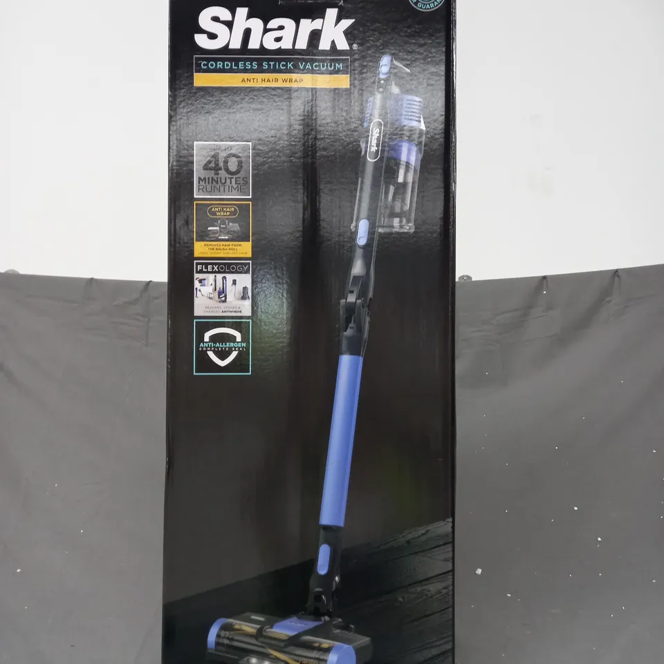 BOXED SHARK ANTI HAIR WRAP CORDLESS VACUUM CLEANER IZ202UK