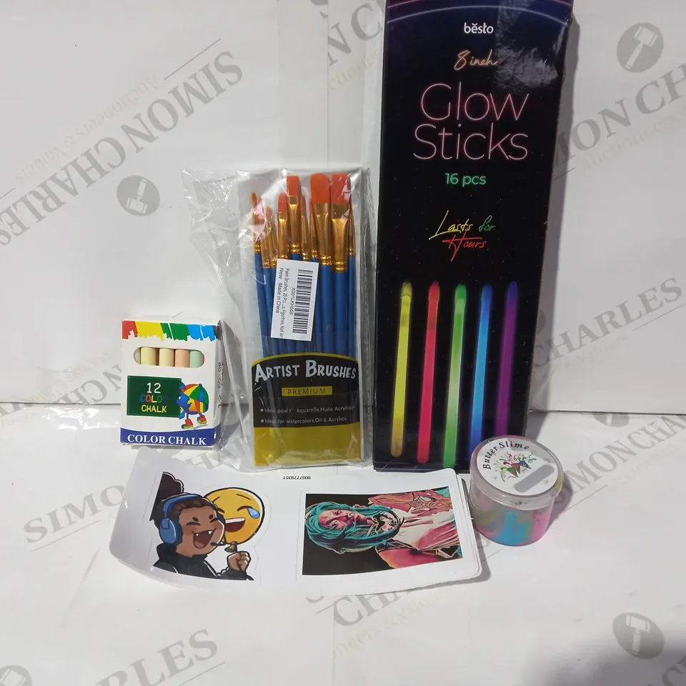 BOX OF APPROXIMATELY 20 ASSORTED TOYS AND GAMES TO INCLUDE BESTO 8 INCH GLOW STICKS, DESIGNER PREMIUM ARTIST BRUSHES, BUTTER SLIME, ETC