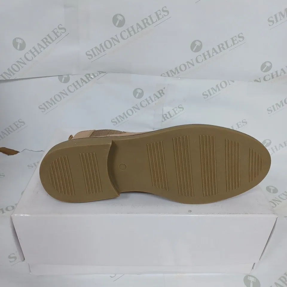 BOXED MENS MARSH MICROSUEDE SHOES IN BISCUIT SIZE 11
