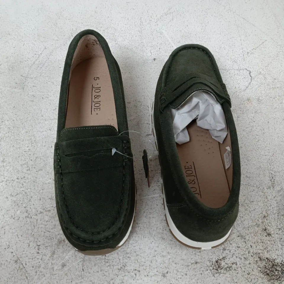 BOXED PAIR OF JO & JOE LIMA SHOES IN OLIVE - SIZE 5