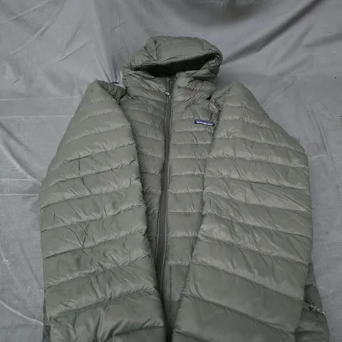 PATAGONIA MEN'S HOODED DOWN JACKET, OLIVE – SIZE L (UK)