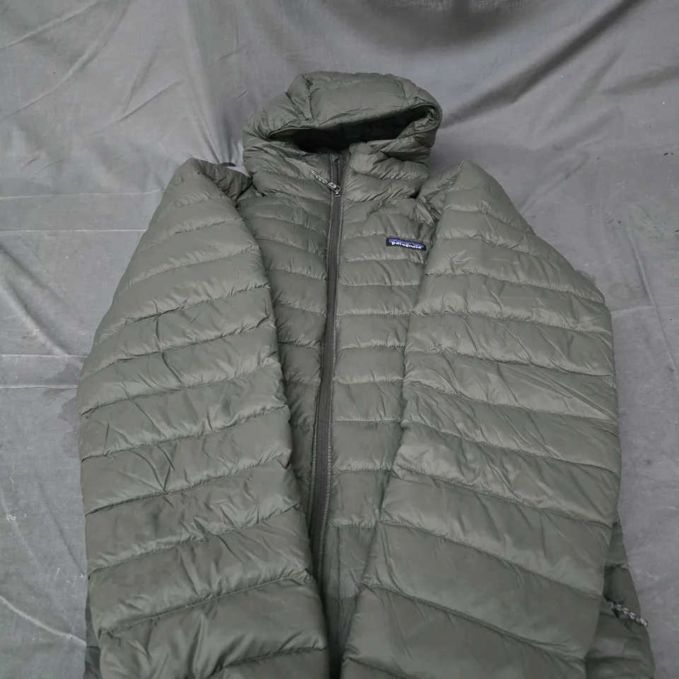 PATAGONIA MEN'S HOODED DOWN JACKET, OLIVE – SIZE L (UK)