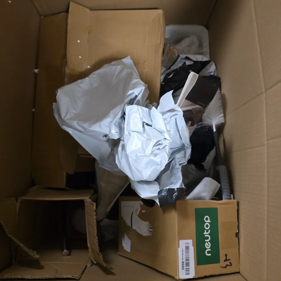 LARGE BOX OF APPROX 10 ASSORTED HOUSEHOLD PRODUCTS TO INCLUDE - BOTTLE - THERMAL CARAFE - LIGHT - ETC