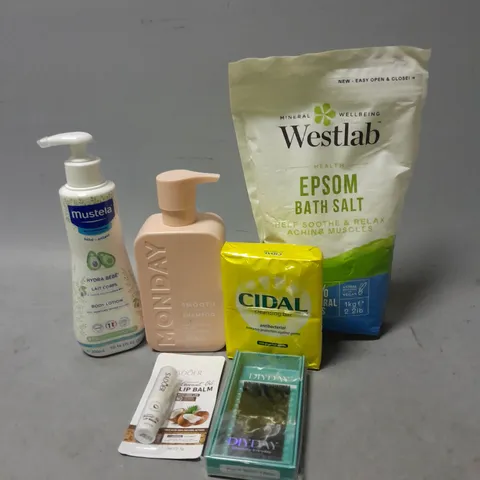 APPROXIMATELY 20 ASSORTED COSMETIC ITEMS TO INCLUDE - WESTLAB EPSOM BATH SALTS - CIDAL SOAP BARS - MONDAY SMOOTH SHAMPOO