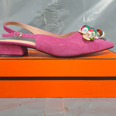 BOXED PAIR OF UNBRANDED POINTED TOE LOW HEEL SLINGBACK SHOES IN FUCHSIA W. SEQUIN/JEWEL EFFECT DETAIL SIZE EU 44