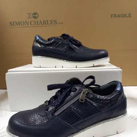 MODA IN PELLE WEDGE TRAINER SIZE 7