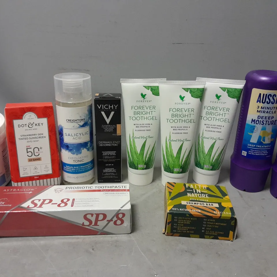 APPROX 20 ASSORTED BEAUTY PRODUCTS TO INCLUDE DOT&KEY SUNSCREEN, FOREVER BRIGHT TOOTHGEL, AUSSIE DEEP TREATMENT, ETC 