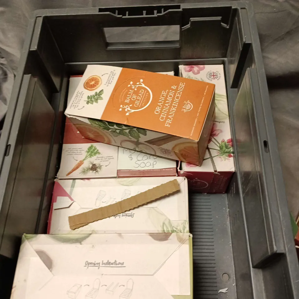 APPROXIMATELY 8 ASSORTED BALM OF GILEAD ITEMS