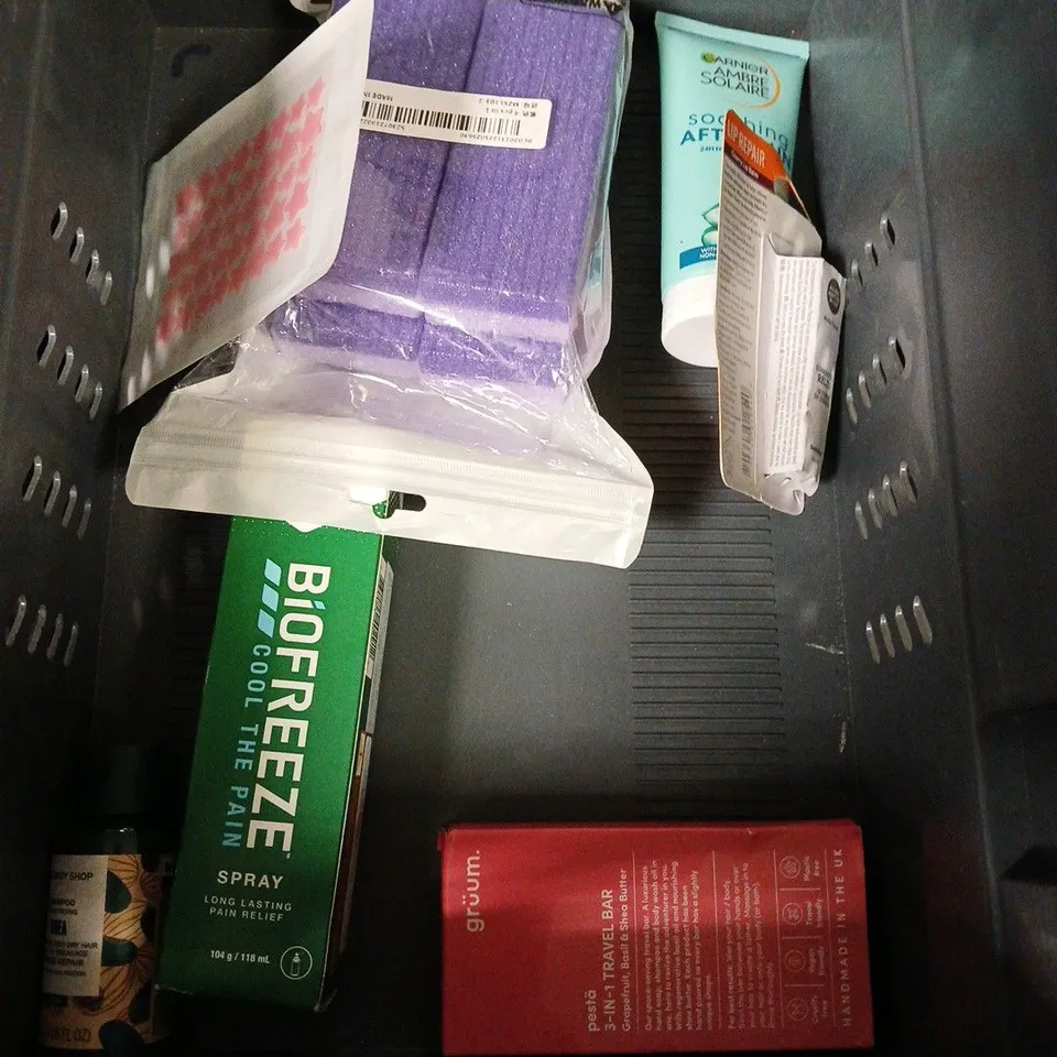 APPROXIMATELY 20 ASSORTED HEALTH & BEAUTY PRODUCTS TO INCLUDE - ESTRID REFILLABLE ANTIPERSPIRANT, GUTOLOGY TOOTHPASTE, PALMER'S COCOA BUTTER, ETC