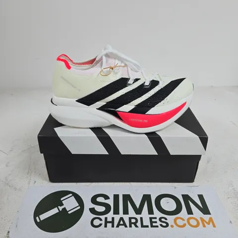 BOXED PAIR OF ADIDAS DAIZERO PRIME X3 STRUNG TRAINERS IN WHITE/BLACK - UK 9