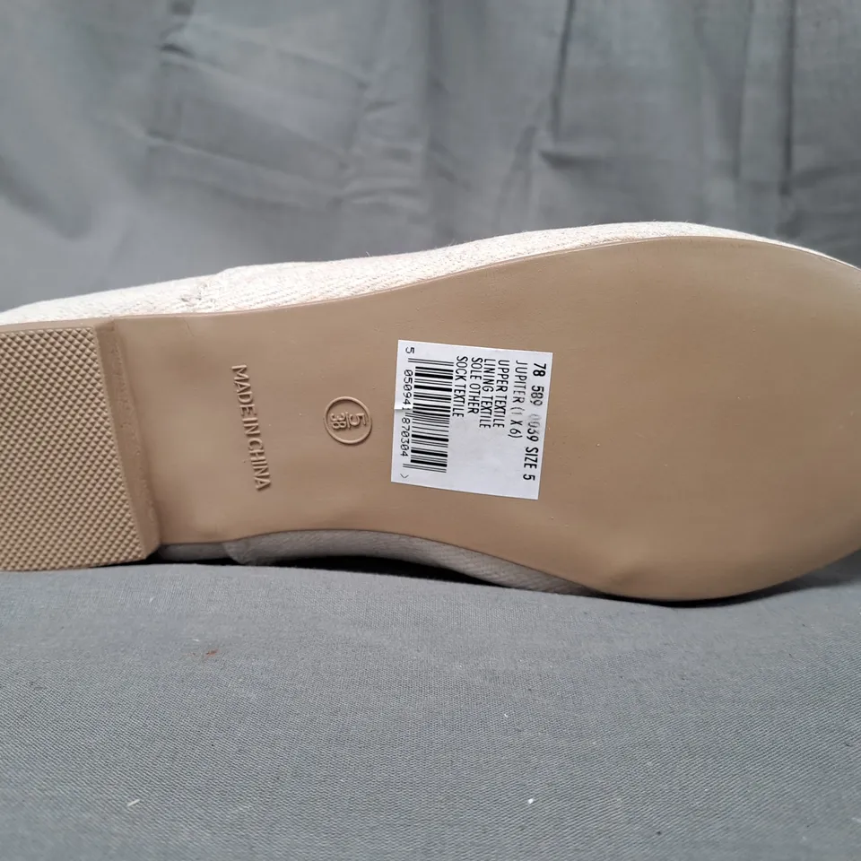 BOX OF APPROXIMATELY 10 PAIRS OF BARRATTS SHOES IN CREAM IN VARIOUS SIZES