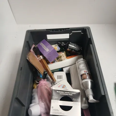 TOTE OF APPROXIMATELY 20 ASSORTED COSMETICS TO INCLUDE: LYNX JUNGLE FRESH