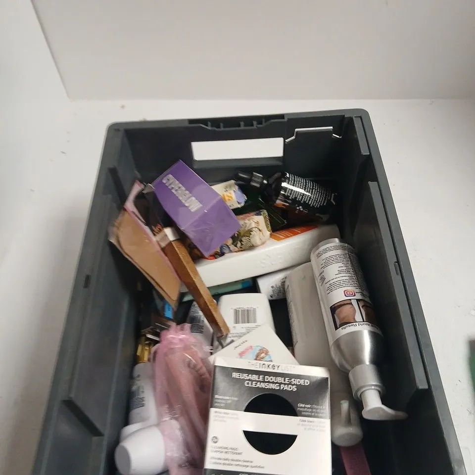 TOTE OF APPROXIMATELY 20 ASSORTED COSMETICS TO INCLUDE: LYNX JUNGLE FRESH