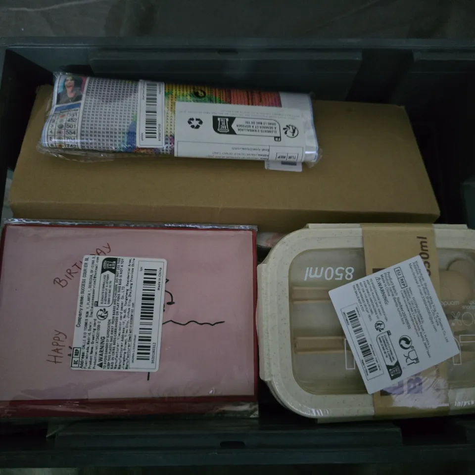 APPROXIMATELY 15 ASSORTED HOUSEHOLD ITEMS TO INCLUDE CANDLE HOLDERS, BIRTHDAY CARDS, LUNCH BOX, ETC