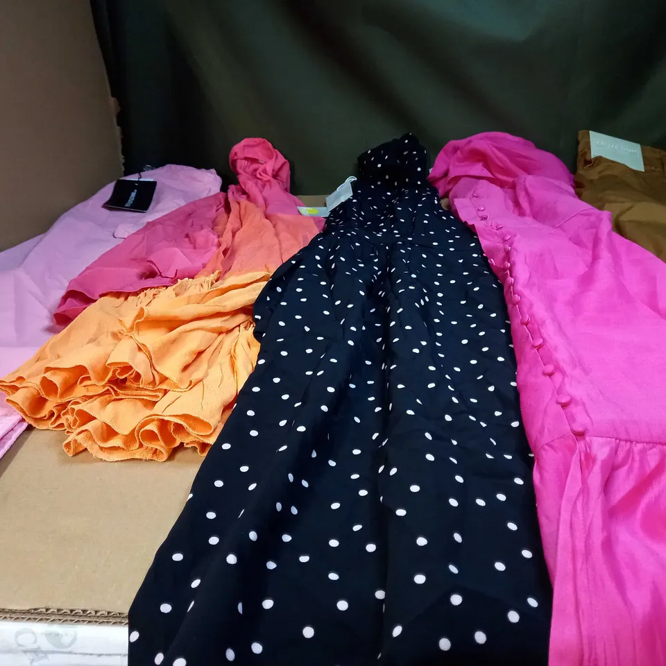 LOT OF APPROX 25 ASSORTED CLOTHING ITEMS VARYING IN SIZE/COLOUR/STYLE TO INCLUDE: TROUSERS, TOPS, DRESSES