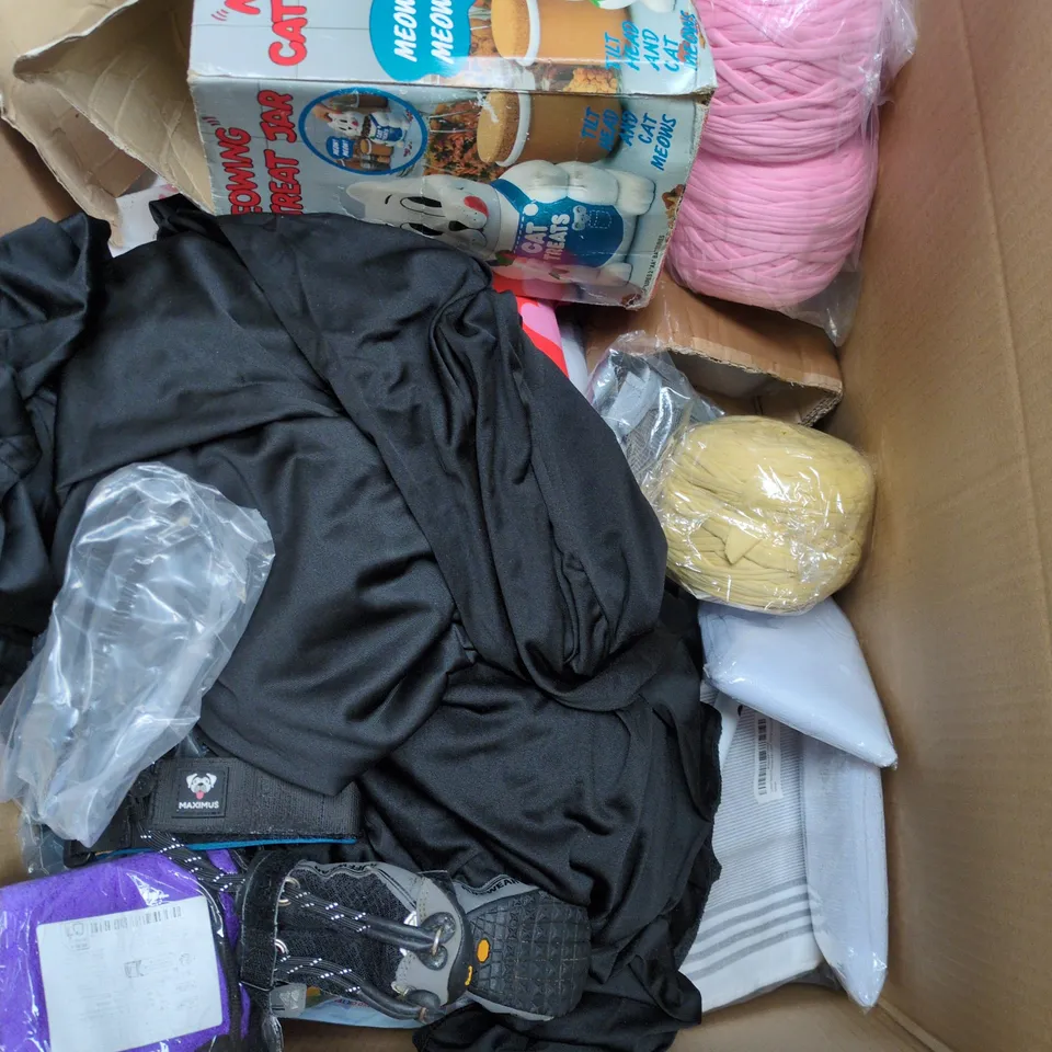 BOX OF APPROXIMATELY 20 ASSORTED ITEMS TO INCLUDE CHRISTMAS TREE TOPPER LIGHT, FITTED SHEET, GREY DIAMOND MATTRESS COVER ETC