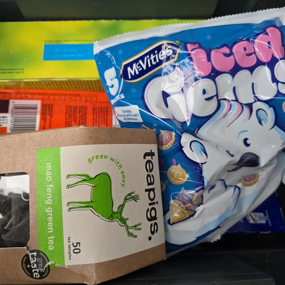 APPROXIMATELY 12 ASSORTED FOOD & DRINK ITEMS TO INCLUDE TEA PIGS GREEN TEA, AQUA LIBRA SPARKLING WATER, NATURE VALLEY CRUNCHY BARS, ETC - COLLECTION ONLY