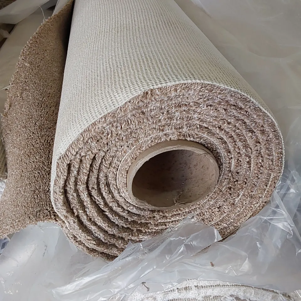 ROLL OF QUALITY HERITAGE EXQUISITE AB CARPET // APPROX SIZE: 5 X 5m