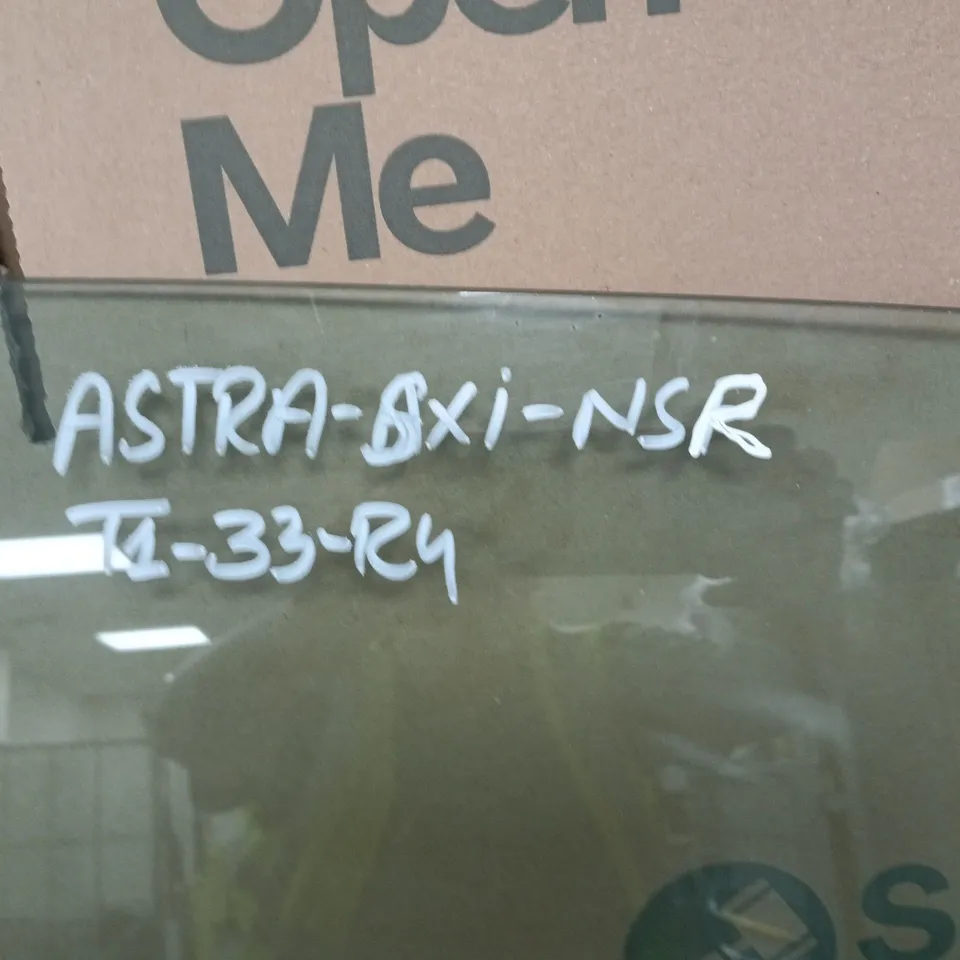 GLASS WINDOW PANEL FOR AN ASTRA CAR
