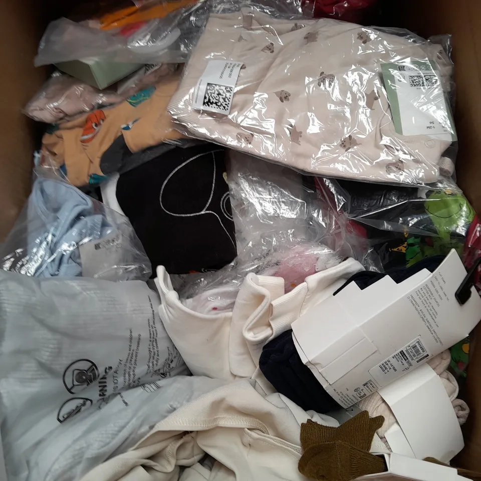 BOX OF APPROXIMATELY 30 ASSORTED KIDS CLOTHING ITEMS TO INCUDE - PYJAMAS, SOCKS, DRESSES, ETC