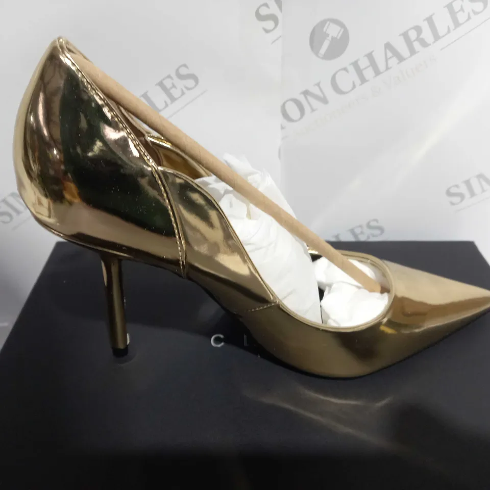 BOXED PAIR OF CLUBL LONDON IN GOLD METALLIC SIZE 6 