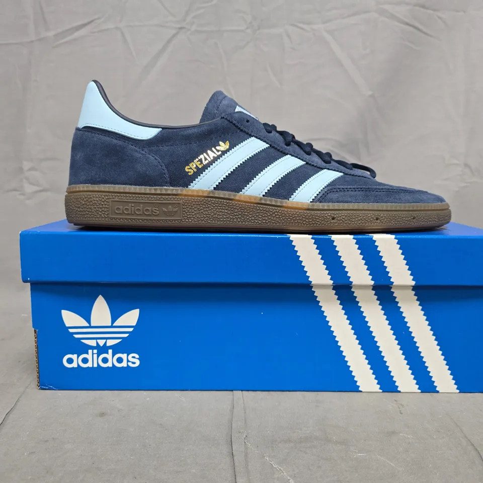 BOXED PAIR OF ADIDAS HANDBALL SPEZIAL SHOES IN BLUE/LIGHT BLUE SIZE UK 11.5
