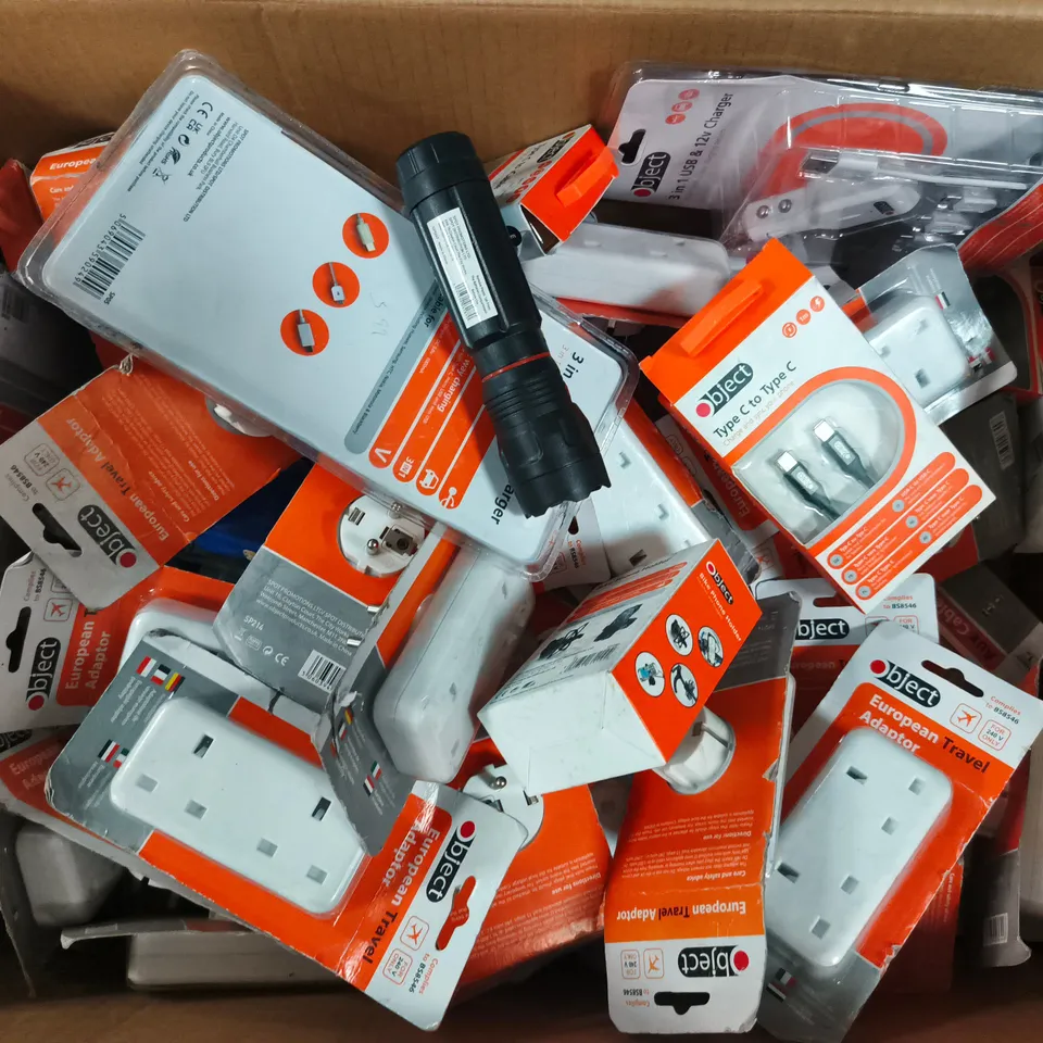 APPROXIMATELY 30 ASSORTED ITEMS TO INCLUDE EUROPEAN TRAVEL ADAPTOR, TORCH, BIKE PHONE HOLDER, ETC