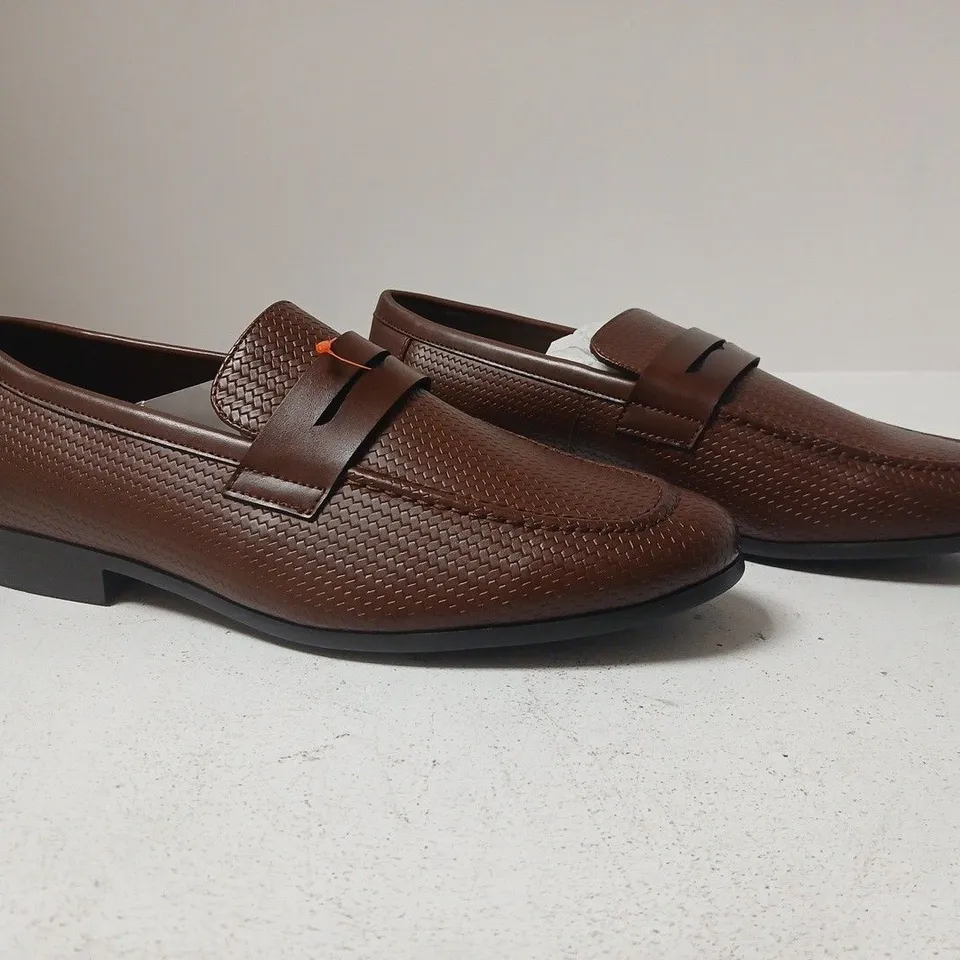 BOXED PAIR OF ASOS DESIGN LOAFERS IN BROWN SIZE UK 9