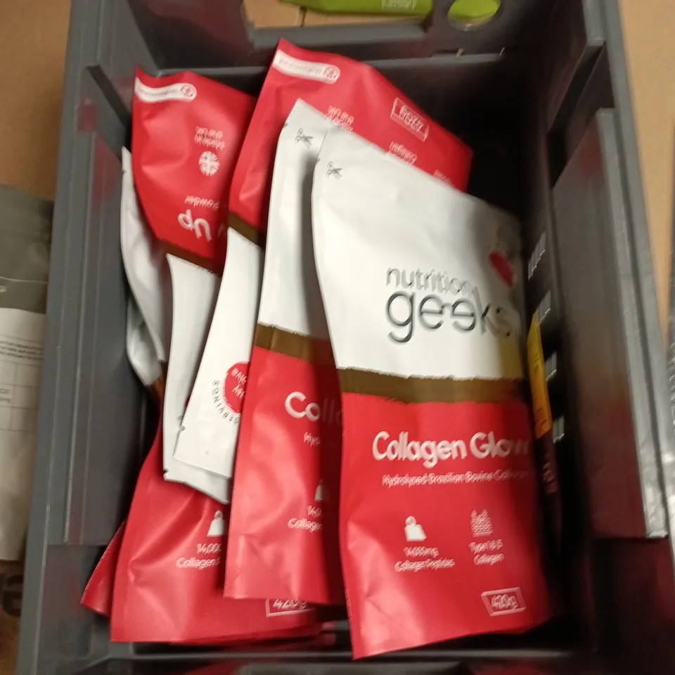 APPROXIMATELY 10 ASSORTED FOOD AND DRINKS ITEMS TO INCLUDE - NUTRITION GEEKS PURE CREATINE MONOHYDRATE, NUTRITION GEEKS COLLGEN GLOW UP, WELLGARD ASHWAGANDA GUMMIES ETC 