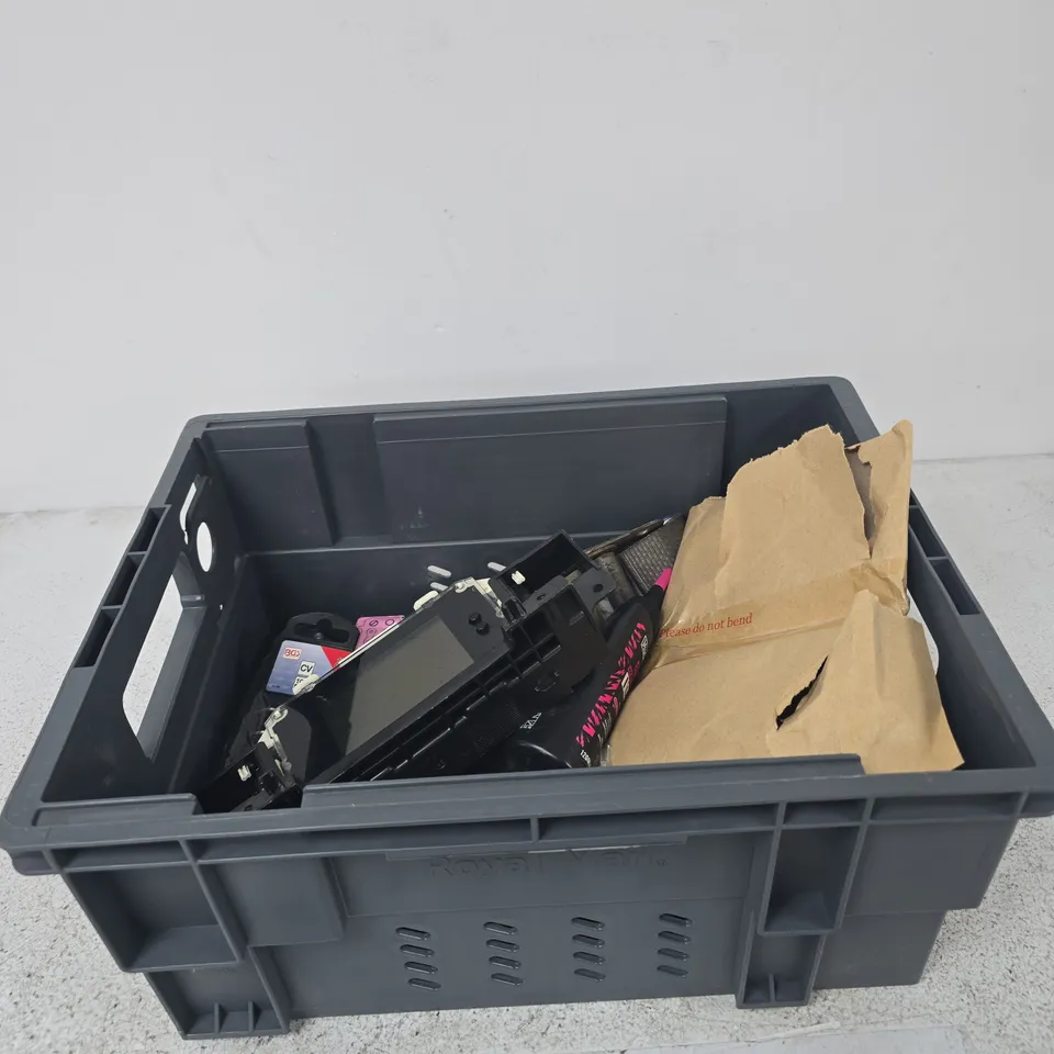 APPROXIMATELY 15 ASSORTED ITEMS INCLUDING FORD FUNCTION DISPLAY SCREEN, MUC-OFF ALL WEATHER LUBE AND A BMX LOGO