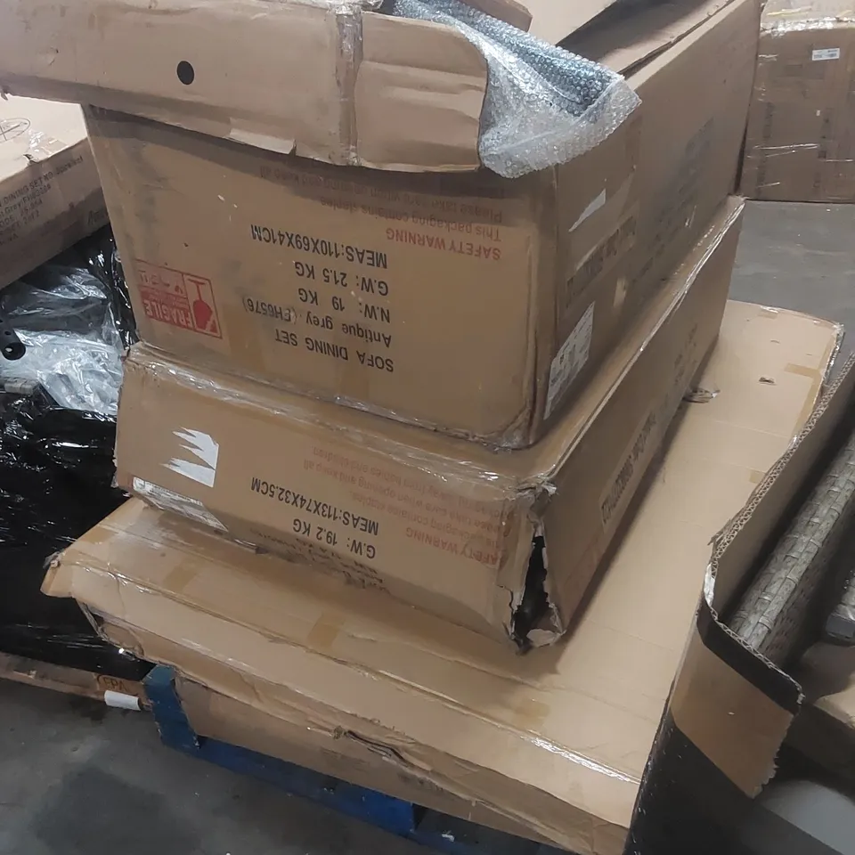 PALLET CONTAINING A LARGE QUANTITY OF ASSORTED GARDEN FURNITURE PARTS ECT